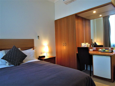 Plough Hotel - Holiday Sunshine Coast 1