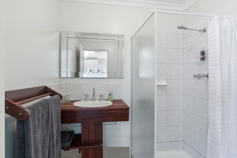 Shambhala Guesthouse - Holiday Sunshine Coast 2