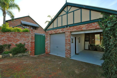 Above Bored Bed & Breakfast - Holiday Sunshine Coast 2