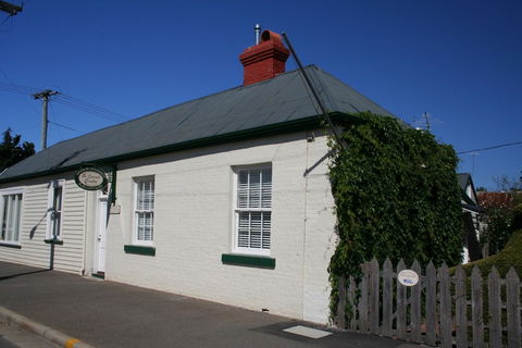 Westbury Gingerbread Cottages - Holiday Sunshine Coast 1