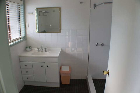 Lake Forbes Motel - Sunshine Coast Tourism 7