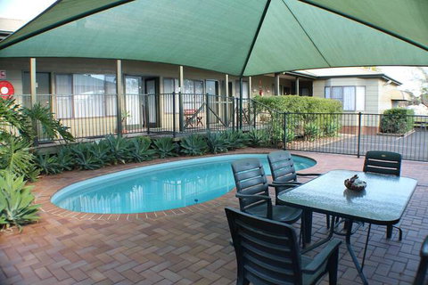 Lake Forbes Motel - Sunshine Coast Tourism 3