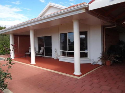 Close Encounters Bed & Breakfast - Sunshine Coast Tourism 0