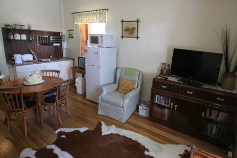 Christopher Halls Colonial Accommodation - Holiday Sunshine Coast 4