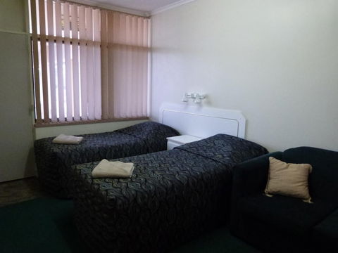 Grand Central Motel - Holiday Sunshine Coast 6
