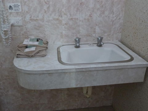 Grand Central Motel - Holiday Sunshine Coast 2