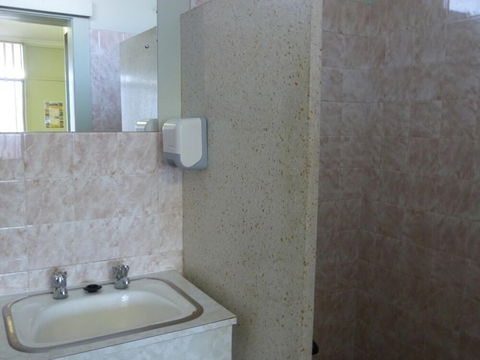 Grand Central Motel - Holiday Sunshine Coast 3