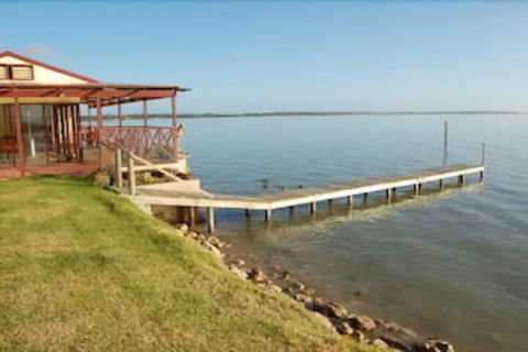 Meningie's Waterfront Motel - Holiday Sunshine Coast 4
