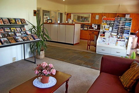Meningie's Waterfront Motel - Holiday Sunshine Coast 1