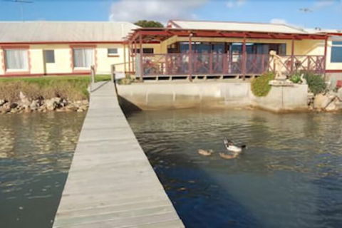 Meningie's Waterfront Motel - Holiday Sunshine Coast 0