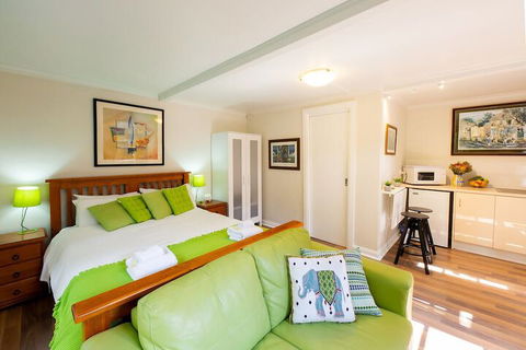 Holly Lodge - Sunshine Coast Tourism 7