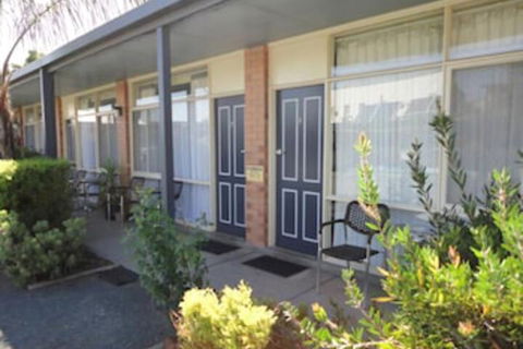 Cobb Inlander Motel - Sunshine Coast Tourism 1