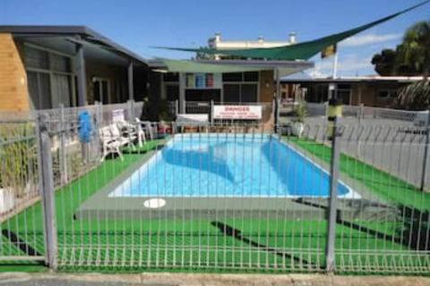Cobb Inlander Motel - Sunshine Coast Tourism 2
