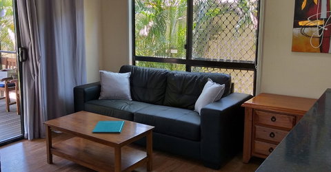 Emerald Motel Apartments - Sunshine Coast Tourism 6