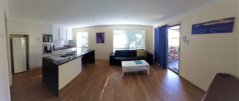 Emerald Motel Apartments - Sunshine Coast Tourism 3