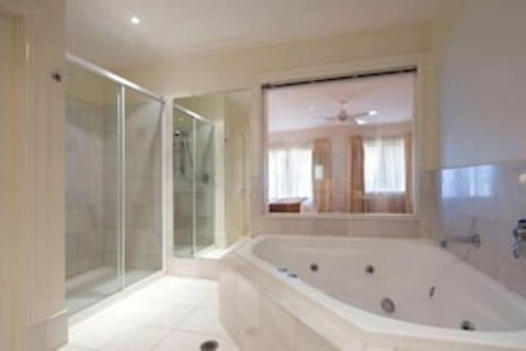 Lakeside Suites 1 - Sunshine Coast Tourism 1