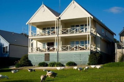 Lakeside Suites 1 - Sunshine Coast Tourism 0