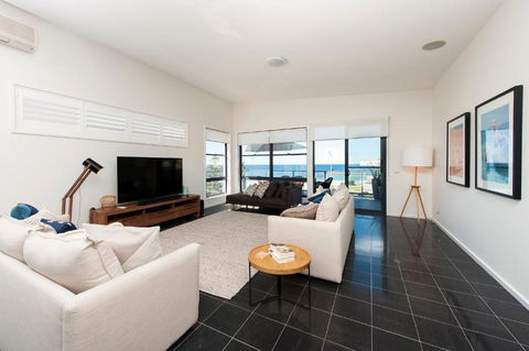 Mollymook Beachfront Penthouse 9 - Sunshine Coast Tourism 2