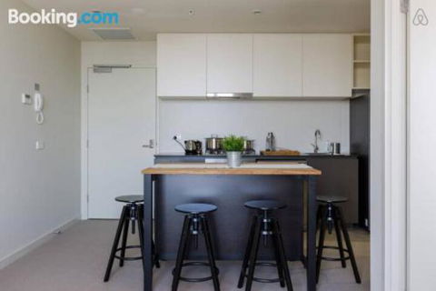 A Cozy CBD Suite With Spectacular City Views - Holiday Sunshine Coast 5