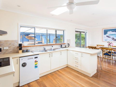 Easy Living At 14 Daphne Street - Holiday Sunshine Coast 1