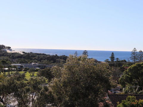 Easy Living At 14 Daphne Street - Holiday Sunshine Coast 5