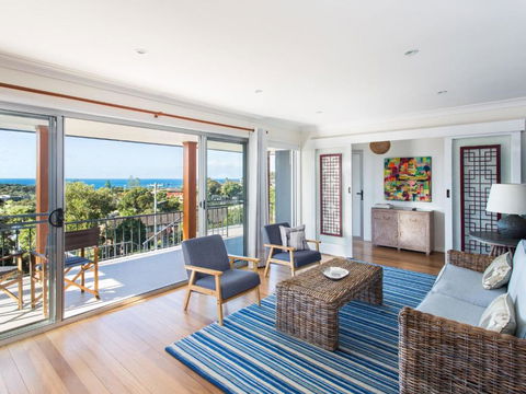 Easy Living At 14 Daphne Street - Holiday Sunshine Coast 3