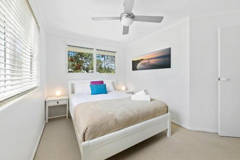 Breakers At Mudjimba Beach - Sunshine Coast Tourism 3