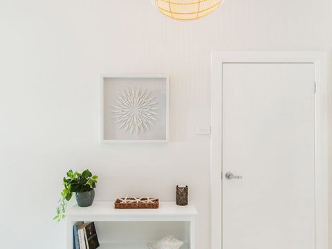 C A L M At Beautiful Shoal Bay - Sunshine Coast Tourism 3