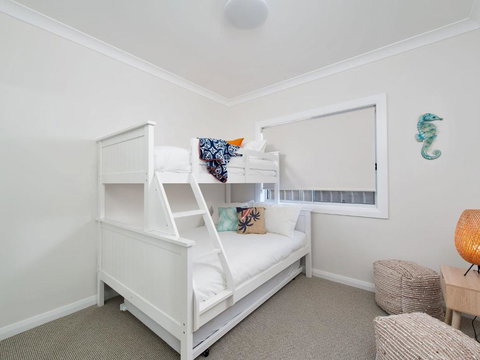 C A L M At Beautiful Shoal Bay - Sunshine Coast Tourism 4