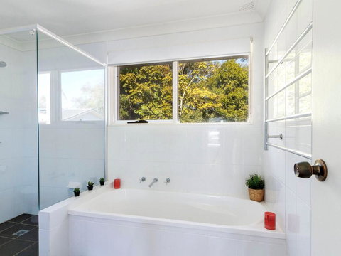 Hit The Beach - Holiday Sunshine Coast 3