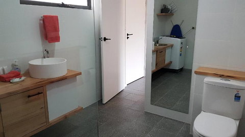 Red Ochre â€“ Large 1BR With Private Courtyard - Holiday Sunshine Coast 2