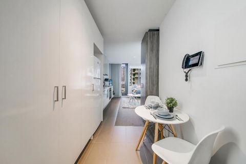A Stylish & Cozy Studio Next To Southern Cross - Holiday Sunshine Coast 4