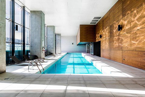 A Stylish & Cozy Studio Next To Southern Cross - Holiday Sunshine Coast 3