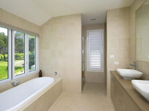 Echo Beach House 16 Reflections Dr Luxurious House With Magnificent Pool & Ducted Air - Sunshine Coast Tourism 4