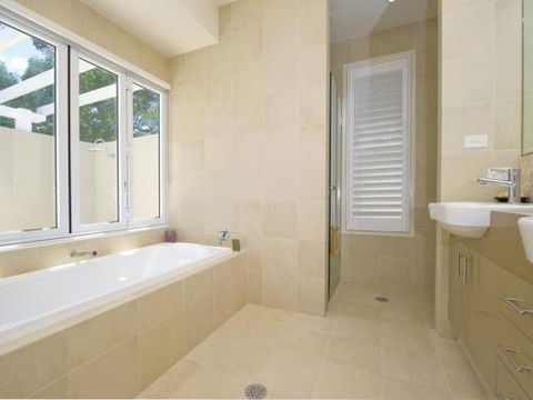 Echo Beach House 16 Reflections Dr Luxurious House With Magnificent Pool & Ducted Air - Sunshine Coast Tourism 6