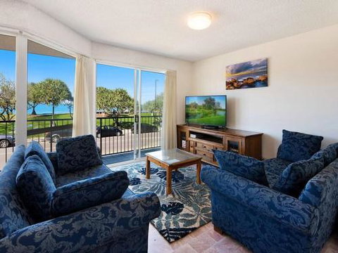 Kings Beach Ocean Front Views Private Balcony Overlooking Kings Beach - Holiday Sunshine Coast 3