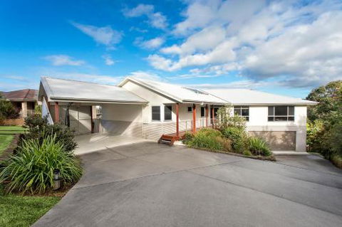 Coastal Retreat - Holiday Sunshine Coast 0