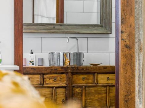 Black Beauty Studio - Holiday Sunshine Coast 1