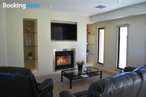Eagles Nest - Holiday Sunshine Coast 0