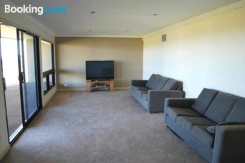 Eagles Nest - Holiday Sunshine Coast 1