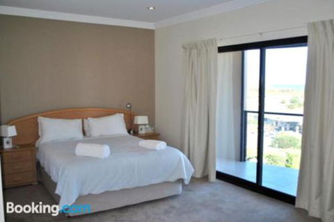 Eagles Nest - Holiday Sunshine Coast 6