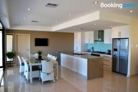 Eagles Nest - Holiday Sunshine Coast 5
