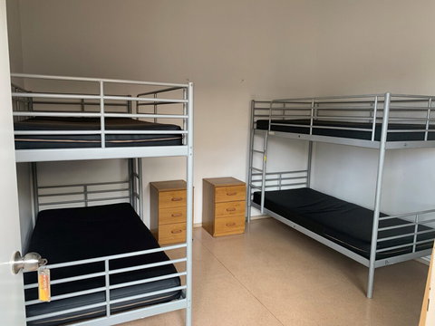 Roey Backpackers & Party Bar - Sunshine Coast Tourism 5