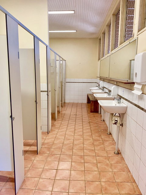 Roey Backpackers & Party Bar - Sunshine Coast Tourism 4