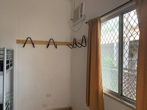 Roey Backpackers & Party Bar - Sunshine Coast Tourism 2