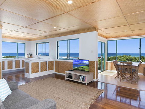 WHITE WAVES 6 OCEAN VIEWS FROM BEACHFRONT BALCONY - Holiday Sunshine Coast 2