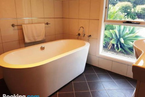 The Old Picnic Ground At Ironstone B & B - Holiday Sunshine Coast 1