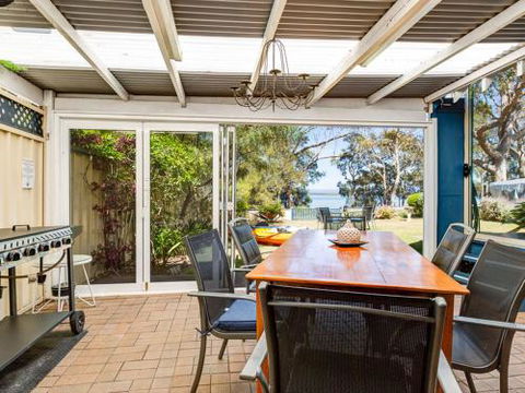 SORRENTO LAKESIDE Sanctuary Point 4pm Check Out Sundays - Sunshine Coast Tourism 2