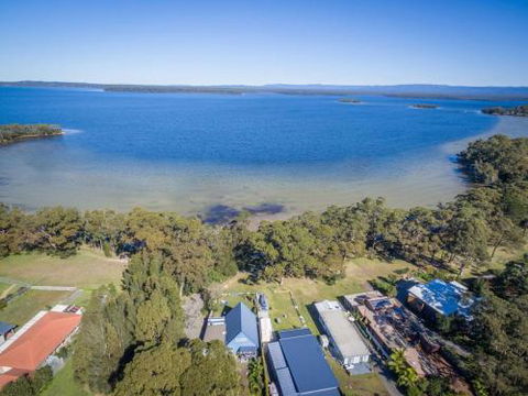 SORRENTO LAKESIDE Sanctuary Point 4pm Check Out Sundays - Sunshine Coast Tourism 0