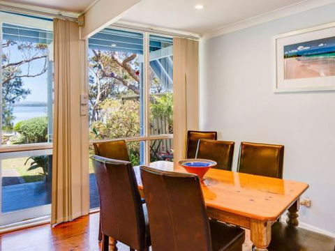 SORRENTO LAKESIDE Sanctuary Point 4pm Check Out Sundays - Sunshine Coast Tourism 3